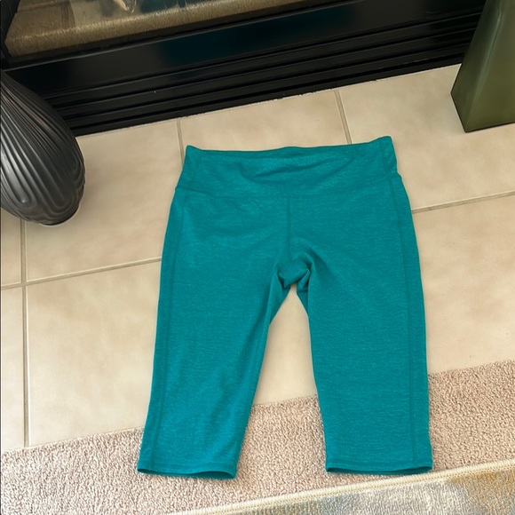 Athleta Pants - Athleta crpped leggings